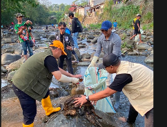 Wakil Walikota, Jenal Mutaqin dan Kepala DInas Lingkungan Hidup saat bebersih sungai Ciliwung, Foto/Isitimewa