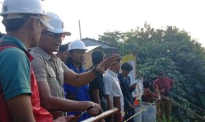 Wakil Wali Kota Bogor, Jenal Mutaqin saat meninjau jembatan Pasir Jaya, Foto/Maya Melani Wakil Wali Kota Bogor, Jenal Mutaqin saat meninjau jembatan Pasir Jaya, Foto/Maya Melani