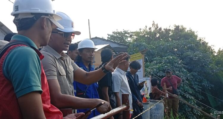 Wakil Wali Kota Bogor, Jenal Mutaqin saat meninjau jembatan Pasir Jaya, Foto/Maya Melani