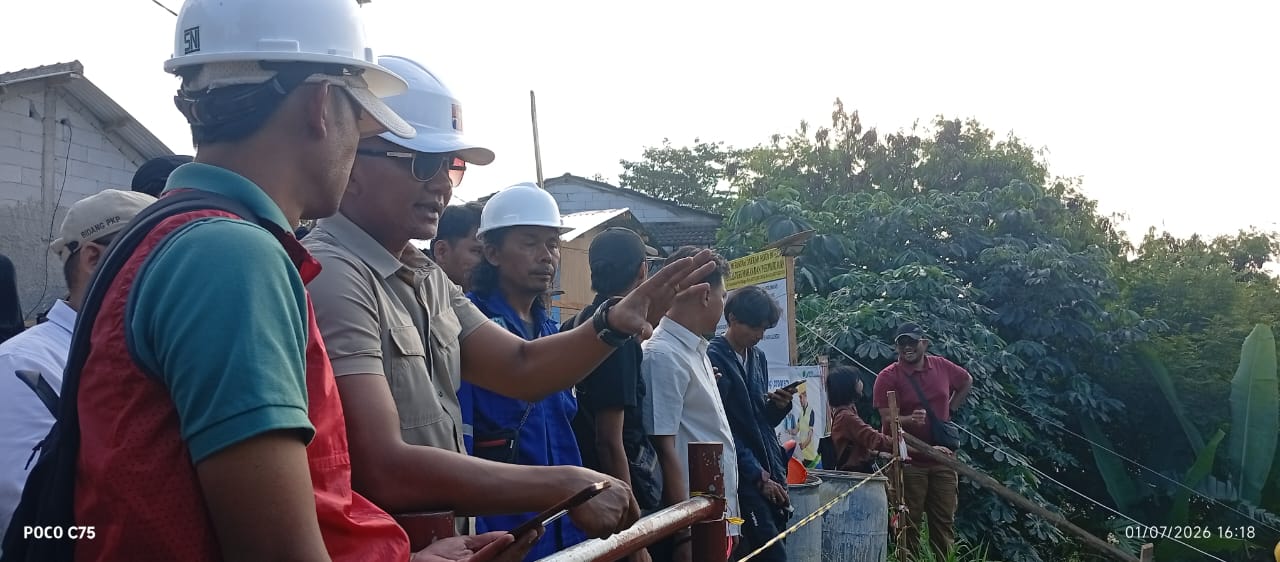 Wakil Wali Kota Bogor, Jenal Mutaqin saat meninjau jembatan Pasir Jaya, Foto/Maya Melani