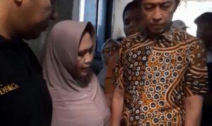 Wali Kota Bogor, Dedie A Rachim saat menjenguk Ibu hamil yang juga mengidap kista, Foto/Isitimewa