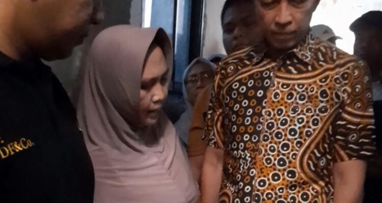 Wali Kota Bogor, Dedie A Rachim saat menjenguk Ibu hamil yang juga mengidap kista, Foto/Isitimewa