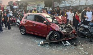 Salah satu kendaraan yang alami ringsek saat megalami kecelakaan beruntun di Perlintasan Kereta Ap Kebon Pedes, Kota Bogor, Foto/Adi Wirman Salah satu kendaraan yang alami ringsek saat megalami kecelakaan beruntun di Perlintasan Kereta Ap Kebon Pedes, Kota Bogor, Foto/Adi Wirman