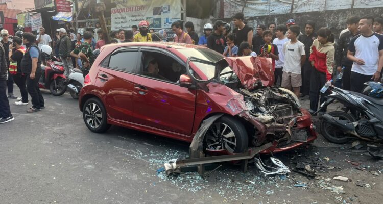 Salah satu kendaraan yang alami ringsek saat megalami kecelakaan beruntun di Perlintasan Kereta Ap Kebon Pedes, Kota Bogor, Foto/Adi Wirman