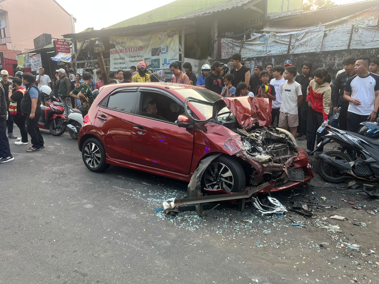 Salah satu kendaraan yang alami ringsek saat megalami kecelakaan beruntun di Perlintasan Kereta Ap Kebon Pedes, Kota Bogor, Foto/Adi Wirman