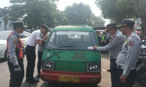 Dishub Kota Bogor saat menilang angkot diatas 20 tahun, Foto/Isitimewa Dishub Kota Bogor saat menilang angkot diatas 20 tahun, Foto/Isitimewa