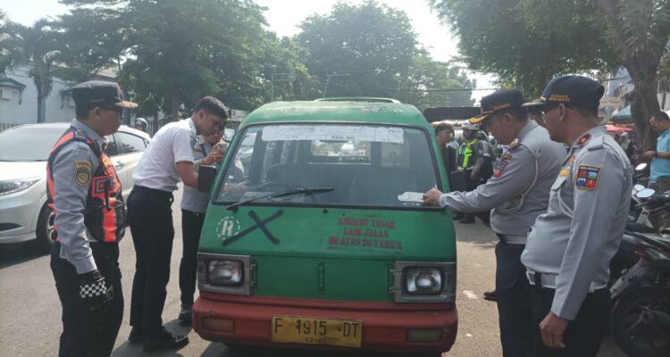 Dishub Kota Bogor saat menilang angkot diatas 20 tahun, Foto/Isitimewa