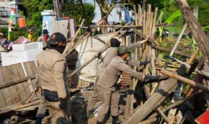 Satuan Polisi Pamong Praja (Satpol PP) Kabupaten Bogor menertibkan 103 bangunan tanpa izin dan lapak pedagang kaki lima (PKL), Foto/Isitimewa Satuan Polisi Pamong Praja (Satpol PP) Kabupaten Bogor menertibkan 103 bangunan tanpa izin dan lapak pedagang kaki lima (PKL), Foto/Isitimewa