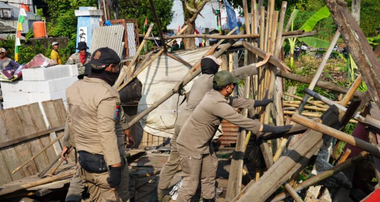 Satuan Polisi Pamong Praja (Satpol PP) Kabupaten Bogor menertibkan 103 bangunan tanpa izin dan lapak pedagang kaki lima (PKL), Foto/Isitimewa