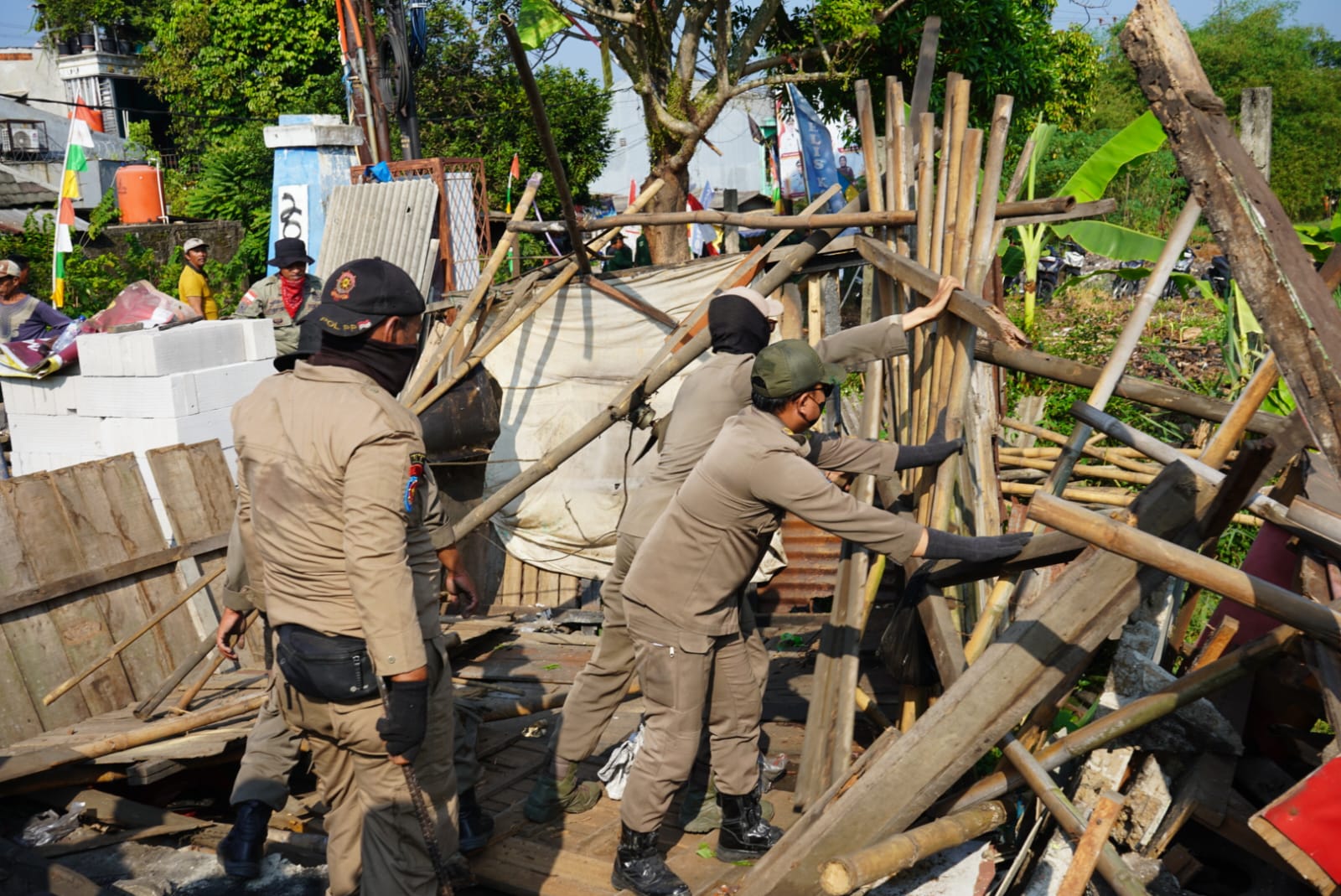 Satuan Polisi Pamong Praja (Satpol PP) Kabupaten Bogor menertibkan 103 bangunan tanpa izin dan lapak pedagang kaki lima (PKL), Foto/Isitimewa