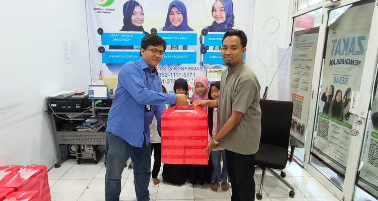 BRI Branch Office Gatot Subroto yang menyalurkan 90 paket makanan dalam program "Jumat Berkah" ke Panti Asuhan Khoirul Ittihad, Foto/Isitimewa