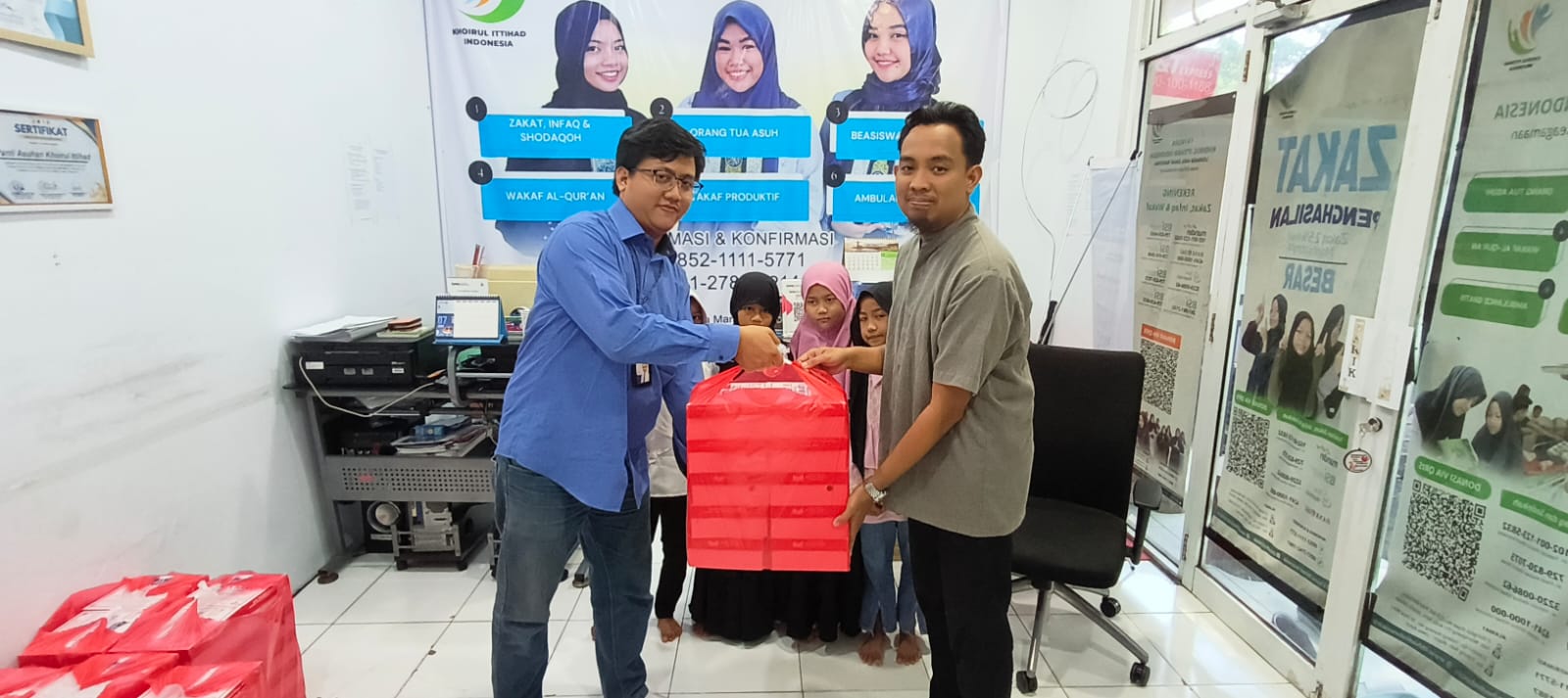 BRI Branch Office Gatot Subroto yang menyalurkan 90 paket makanan dalam program "Jumat Berkah" ke Panti Asuhan Khoirul Ittihad, Foto/Isitimewa
