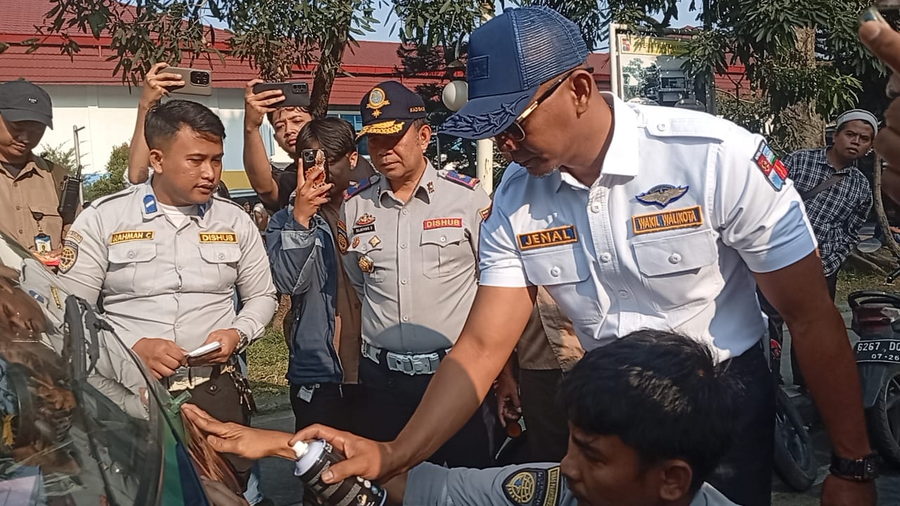 Wakil Wali Kota Bogor Jenal Muttaqin saat ikut merazia angkjot, Foto/Maya Melina