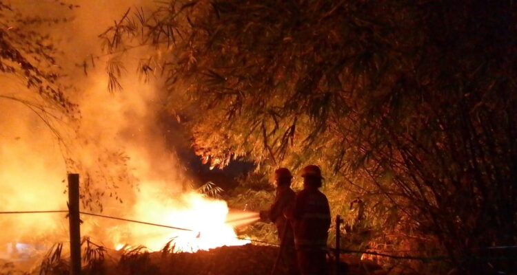 Kebakaran umpukan limbah sampah di Gunung Putri, Foto/Isitimewa