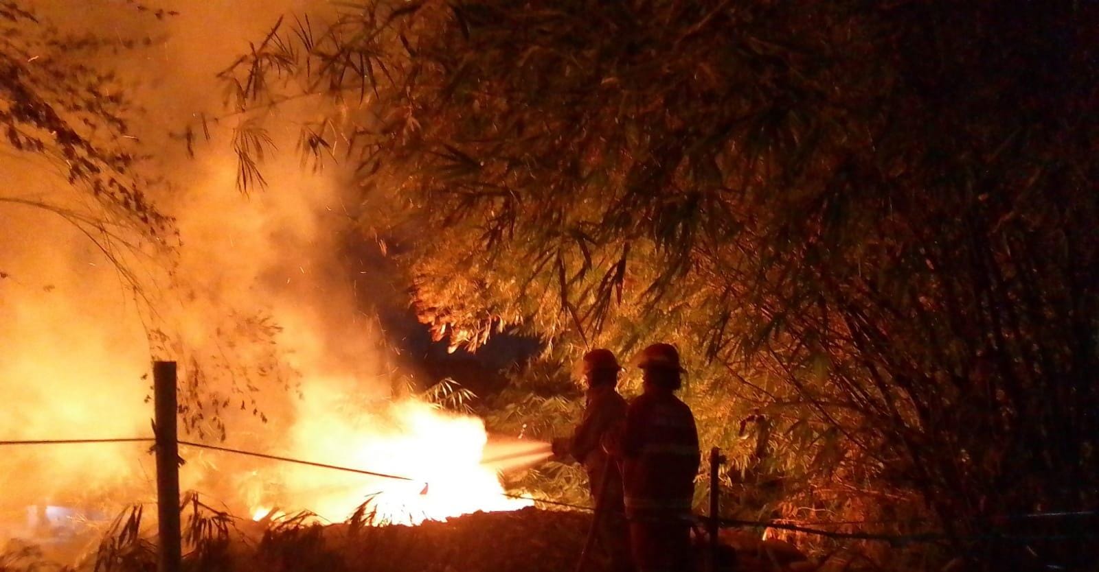 Kebakaran umpukan limbah sampah di Gunung Putri, Foto/Isitimewa