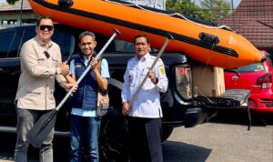 Ketua Komisi I Dewan Perwakilan Rakyat Daerah (DPRD) Kabupaten Bogor, Muhammad Irvan Maulana, menyerahkan bantuan satu unit perahu karet kepada Karang Taruna Kecamatan Cibinong, Foto/Isitimewa Ketua Komisi I Dewan Perwakilan Rakyat Daerah (DPRD) Kabupaten Bogor, Muhammad Irvan Maulana, menyerahkan bantuan satu unit perahu karet kepada Karang Taruna Kecamatan Cibinong, Foto/Isitimewa
