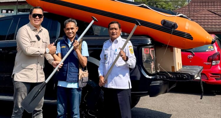 Ketua Komisi I Dewan Perwakilan Rakyat Daerah (DPRD) Kabupaten Bogor, Muhammad Irvan Maulana, menyerahkan bantuan satu unit perahu karet kepada Karang Taruna Kecamatan Cibinong, Foto/Isitimewa