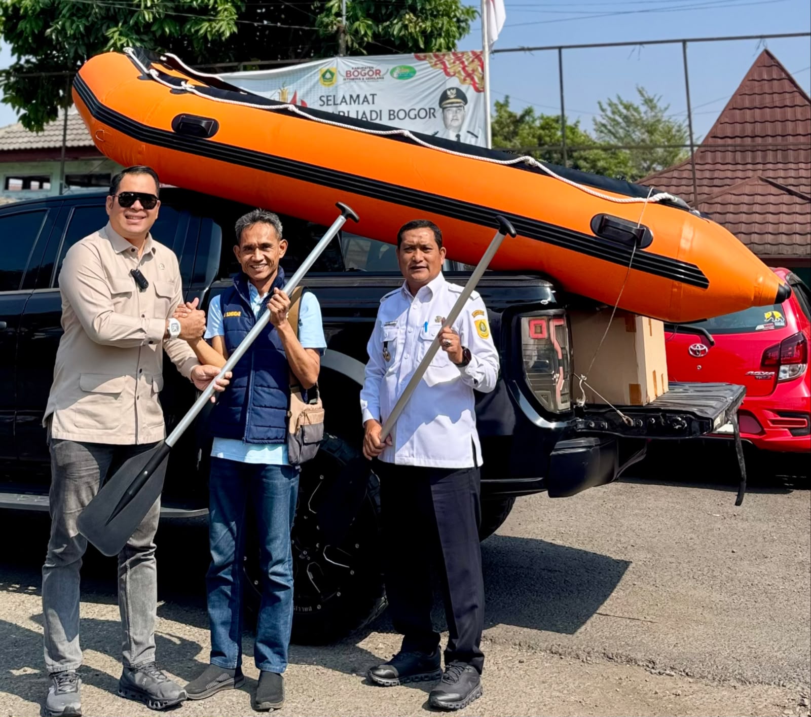 Ketua Komisi I Dewan Perwakilan Rakyat Daerah (DPRD) Kabupaten Bogor, Muhammad Irvan Maulana, menyerahkan bantuan satu unit perahu karet kepada Karang Taruna Kecamatan Cibinong, Foto/Isitimewa