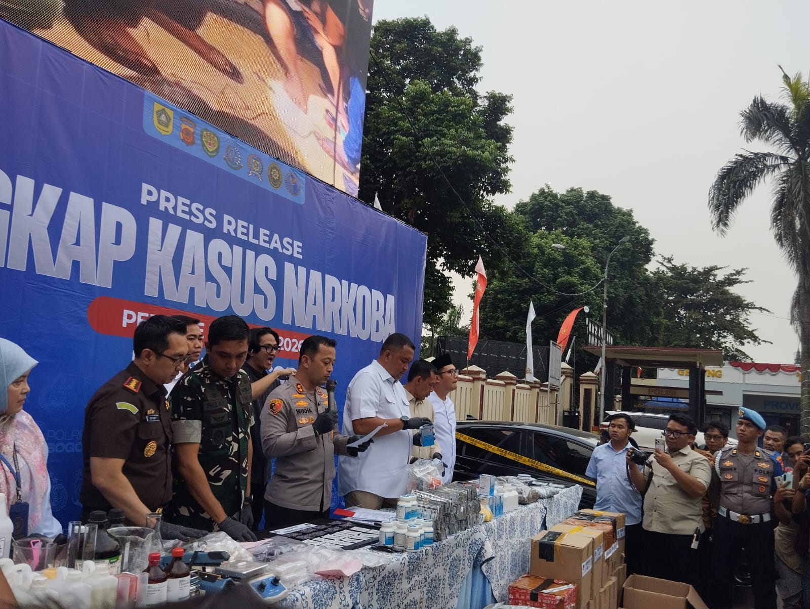 Kapolres Bogor AKBP Whika Ardilestanto bersama Bupati Bogor, Rudy Susmanto dan Ketua DPRD Kabupaten Bogor, Sastra saat melakukan rilis narkoba varian baru, Foto/Isitimewa