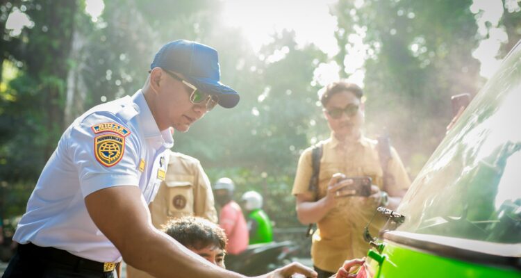 Wakil Wali Kota Bogor, Jenal Muttaqin saat ikut merazia angkot tua di Kota Bogor, Foto/Diskominfo Kota Bogor