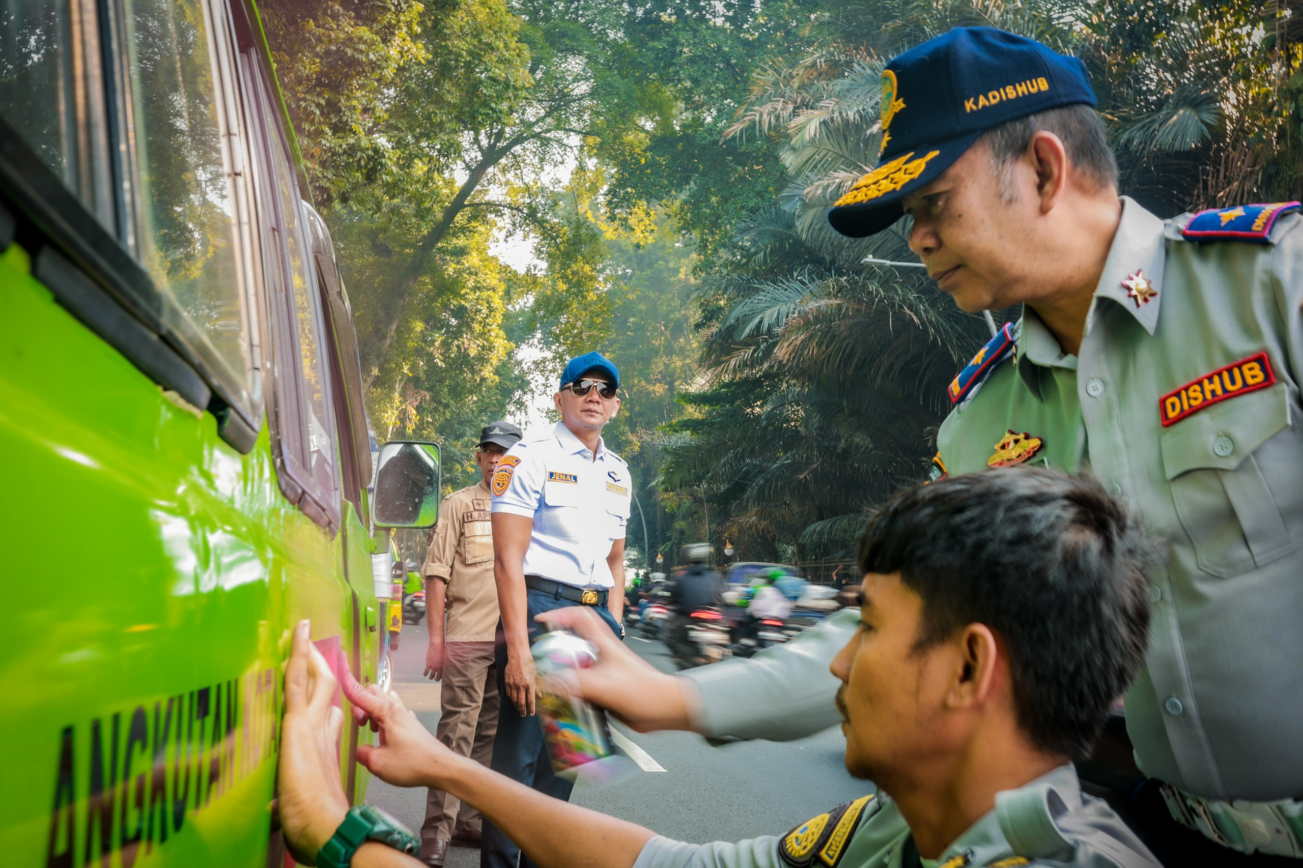 Wakil Wali Kota Bogor, Jenal Muttaqin saat ikut merazia angkot tua di Kota Bogor, Foto/Diskominfo Kota Bogor