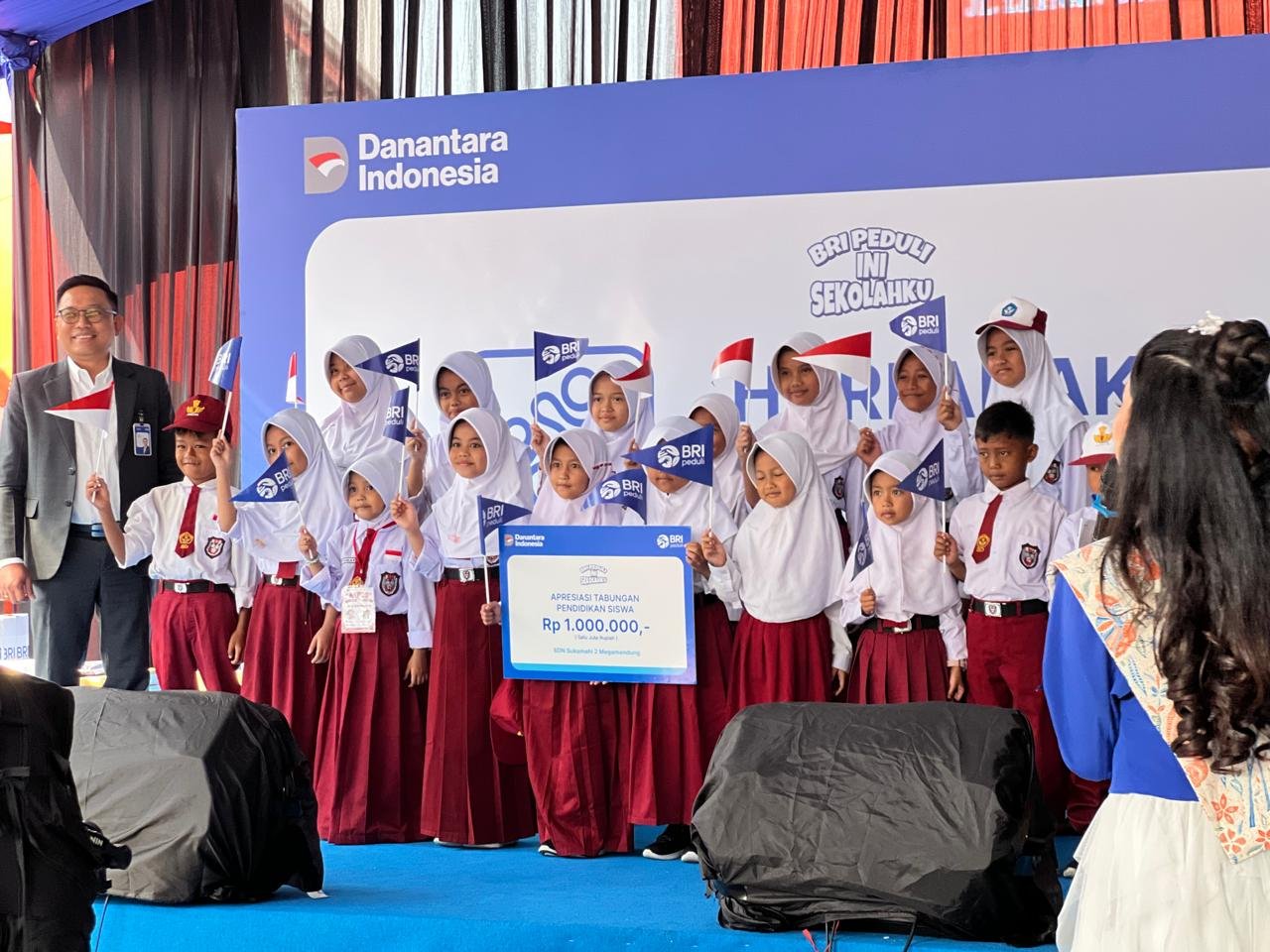 BRI melalui Program BRI Peduli Ini Sekolahku menyalurkan berbagai bantuan pendidikan kepada SDN Sukamahi 2, Megamendung Bogor, Foto/Isitimewa