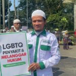 salah satu pendemo di Balaikota Bogor saat memegang spanduk penolakan LGBT, Foto/Isitimewa