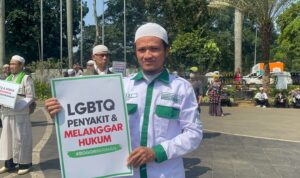 salah satu pendemo di Balaikota Bogor saat memegang spanduk penolakan LGBT, Foto/Isitimewa