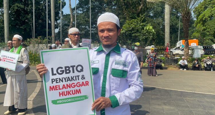 salah satu pendemo di Balaikota Bogor saat memegang spanduk penolakan LGBT, Foto/Isitimewa