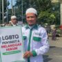 salah satu pendemo di Balaikota Bogor saat memegang spanduk penolakan LGBT, Foto/Isitimewa