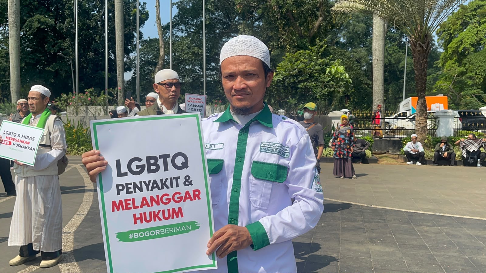 salah satu pendemo di Balaikota Bogor saat memegang spanduk penolakan LGBT, Foto/Isitimewa