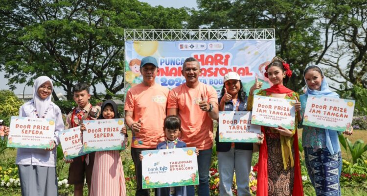 Foto bersama Wali Kota dan Wakil Wali Kota Bogor, Dedie A Rachim-Jenal Mutaqin dengan anak anak di Peringatan Hari Anak Nasional di Alun-Alun Kota Bogor, Foto/Diskominfo Kota Bogor