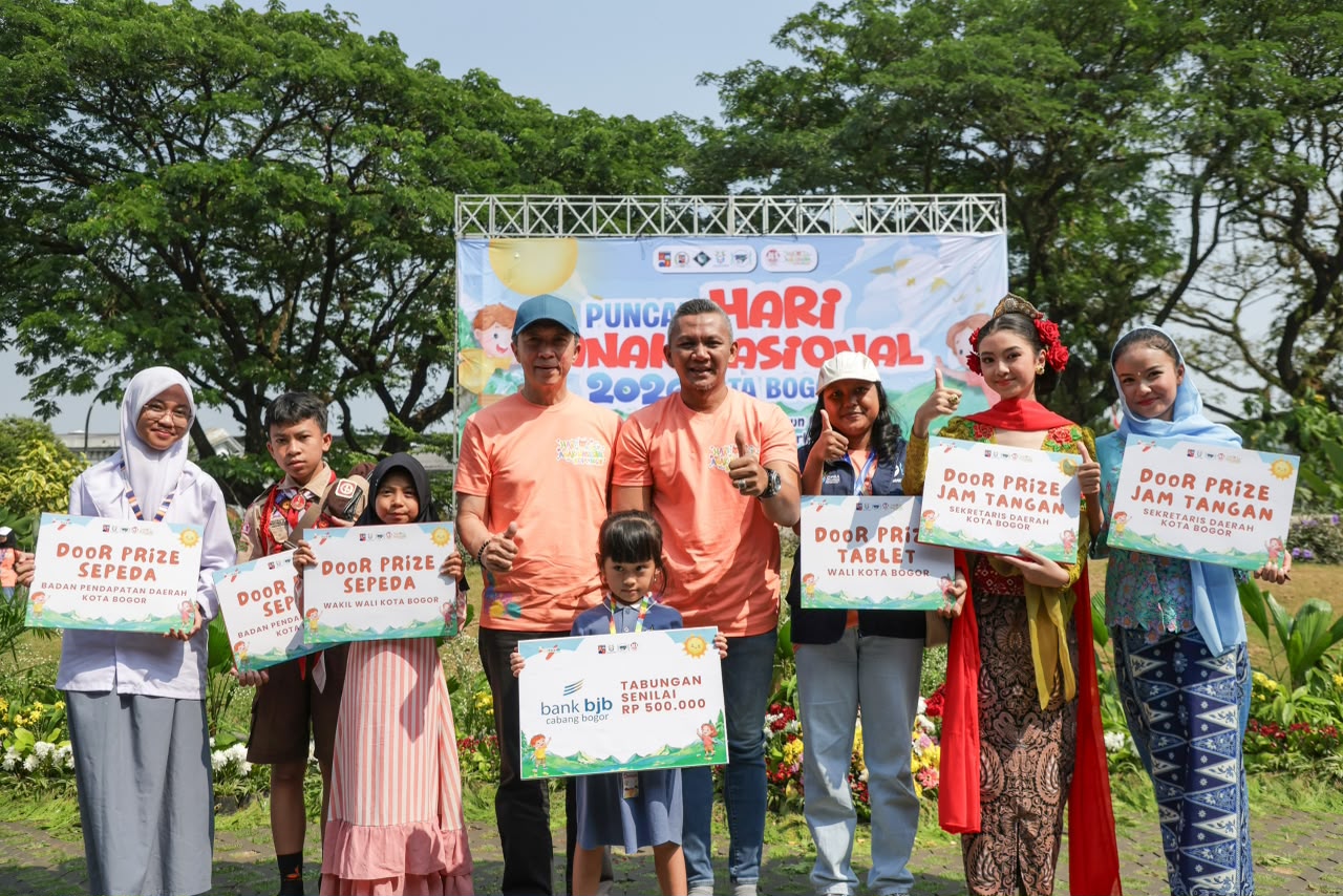 Foto bersama Wali Kota dan Wakil Wali Kota Bogor, Dedie A Rachim-Jenal Mutaqin dengan anak anak di Peringatan Hari Anak Nasional di Alun-Alun Kota Bogor, Foto/Diskominfo Kota Bogor