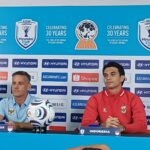Pelatih Timnas Indonesia John Hermand bersama Kiper Timnas, Nadei Argawinata, Foto/Isitimewa
