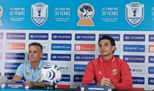 Pelatih Timnas Indonesia John Hermand bersama Kiper Timnas, Nadei Argawinata, Foto/Isitimewa