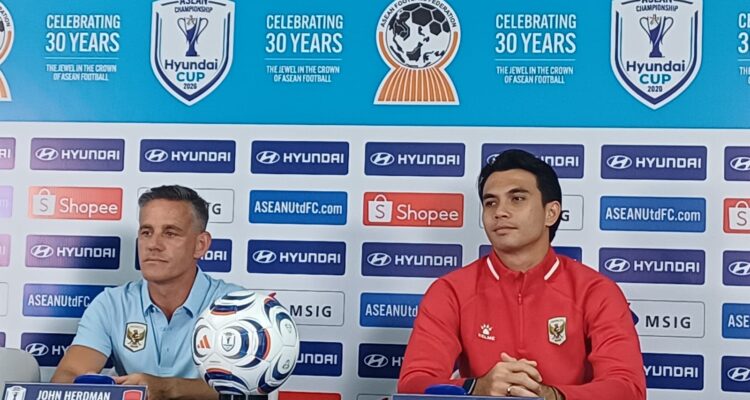 Pelatih Timnas Indonesia John Hermand bersama Kiper Timnas, Nadei Argawinata, Foto/Isitimewa