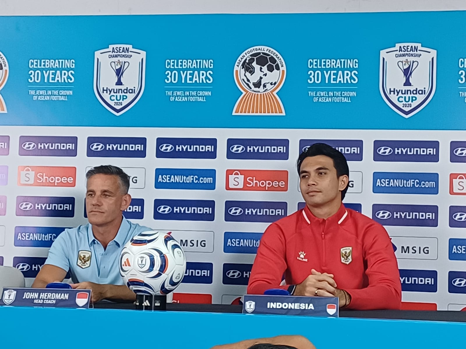 Pelatih Timnas Indonesia John Hermand bersama Kiper Timnas, Nadei Argawinata, Foto/Isitimewa