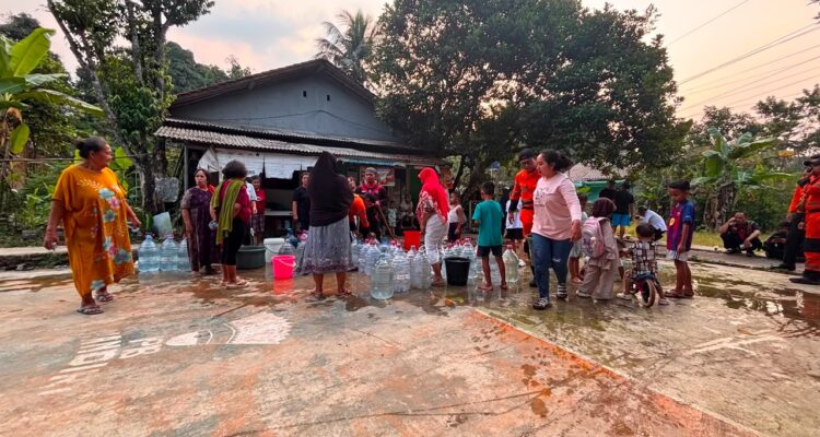 warga Kota Bogor saat mengantri air bersih, Foto/Diskominfo Kota Bogor