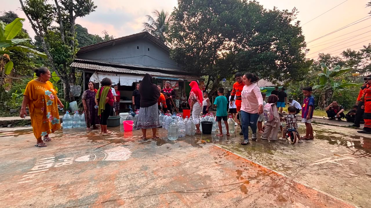 warga Kota Bogor saat mengantri air bersih, Foto/Diskominfo Kota Bogor