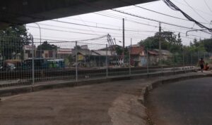 Kondisi Perlintasan Kereta Api di Jalan Sholeh Iskandar, Kota Bogor yeng telah ditutup dan pagari oleh Pemkot Bogor, Foto/Maya Melina