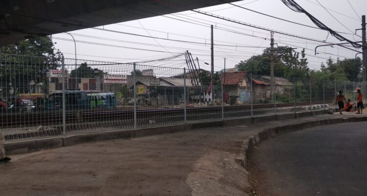 Kondisi Perlintasan Kereta Api di Jalan Sholeh Iskandar, Kota Bogor yeng telah ditutup dan pagari oleh Pemkot Bogor, Foto/Maya Melina