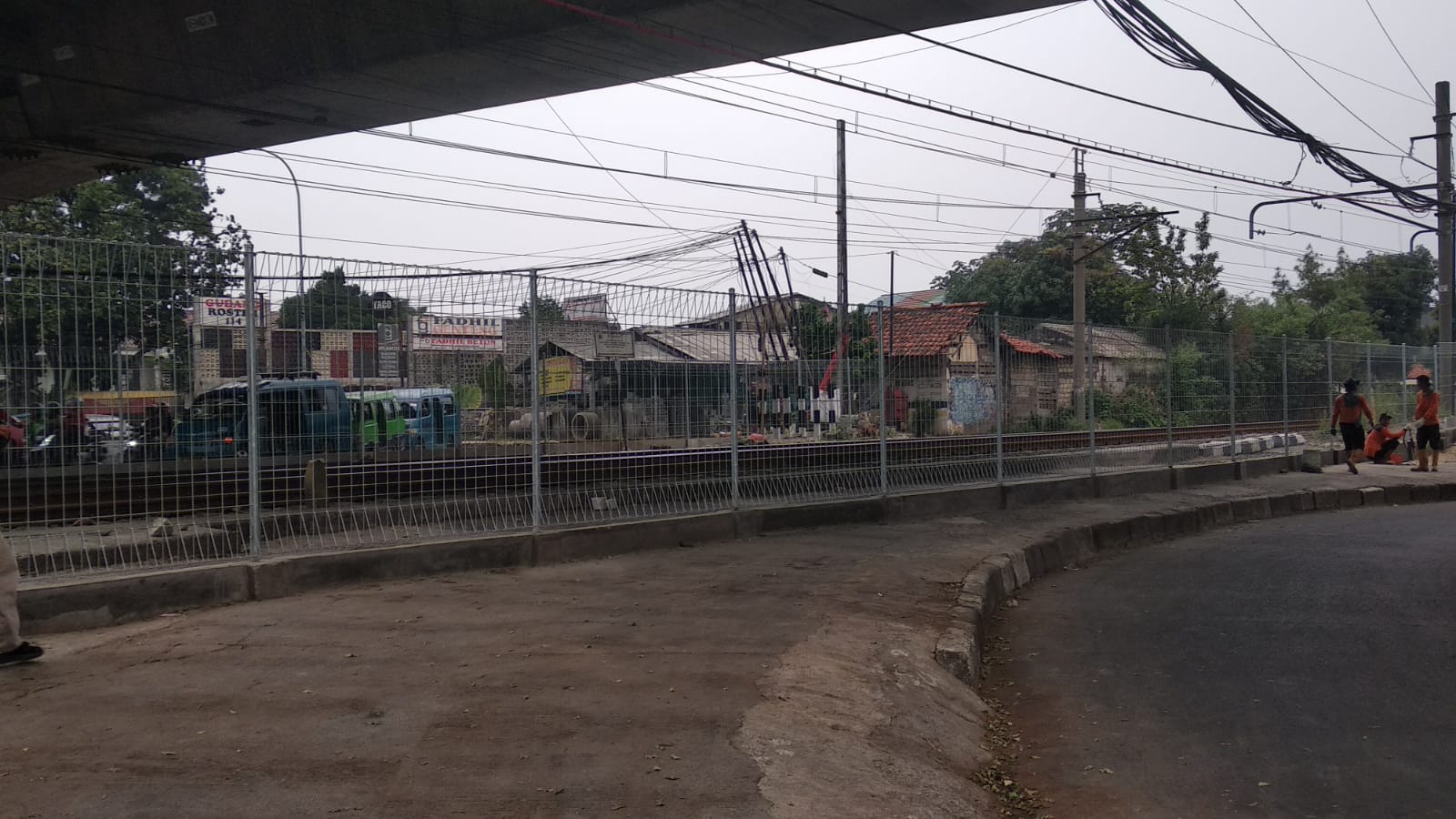 Kondisi Perlintasan Kereta Api di Jalan Sholeh Iskandar, Kota Bogor yeng telah ditutup dan pagari oleh Pemkot Bogor, Foto/Maya Melina