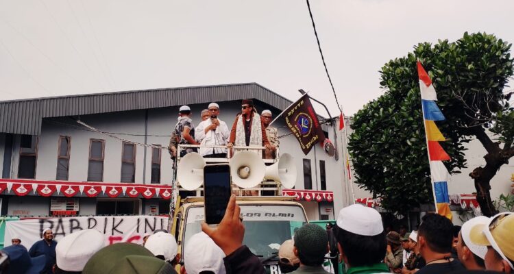 Habib Bahar saat melakukan orasi penolakan miras di wilayah Citeureup, Foto/Istimewa
