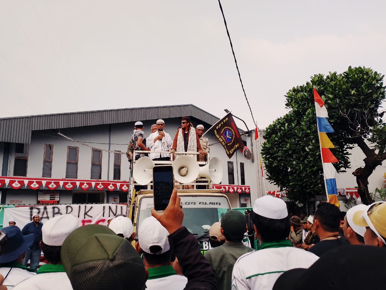 Habib Bahar saat melakukan orasi penolakan miras di wilayah Citeureup, Foto/Istimewa
