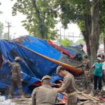 Satpol PP Kota Bogor saat membongkar lapak PKL di Bubulak Bogor, Foto/Maya Melina
