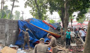 Satpol PP Kota Bogor saat membongkar lapak PKL di Bubulak Bogor, Foto/Maya Melina Satpol PP Kota Bogor saat membongkar lapak PKL di Bubulak Bogor, Foto/Maya Melina