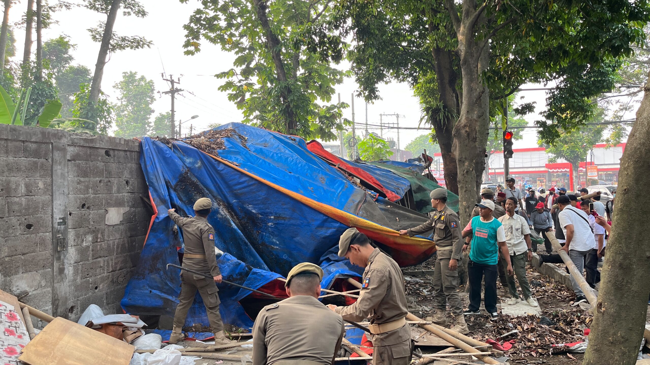Satpol PP Kota Bogor saat membongkar lapak PKL di Bubulak Bogor, Foto/Maya Melina