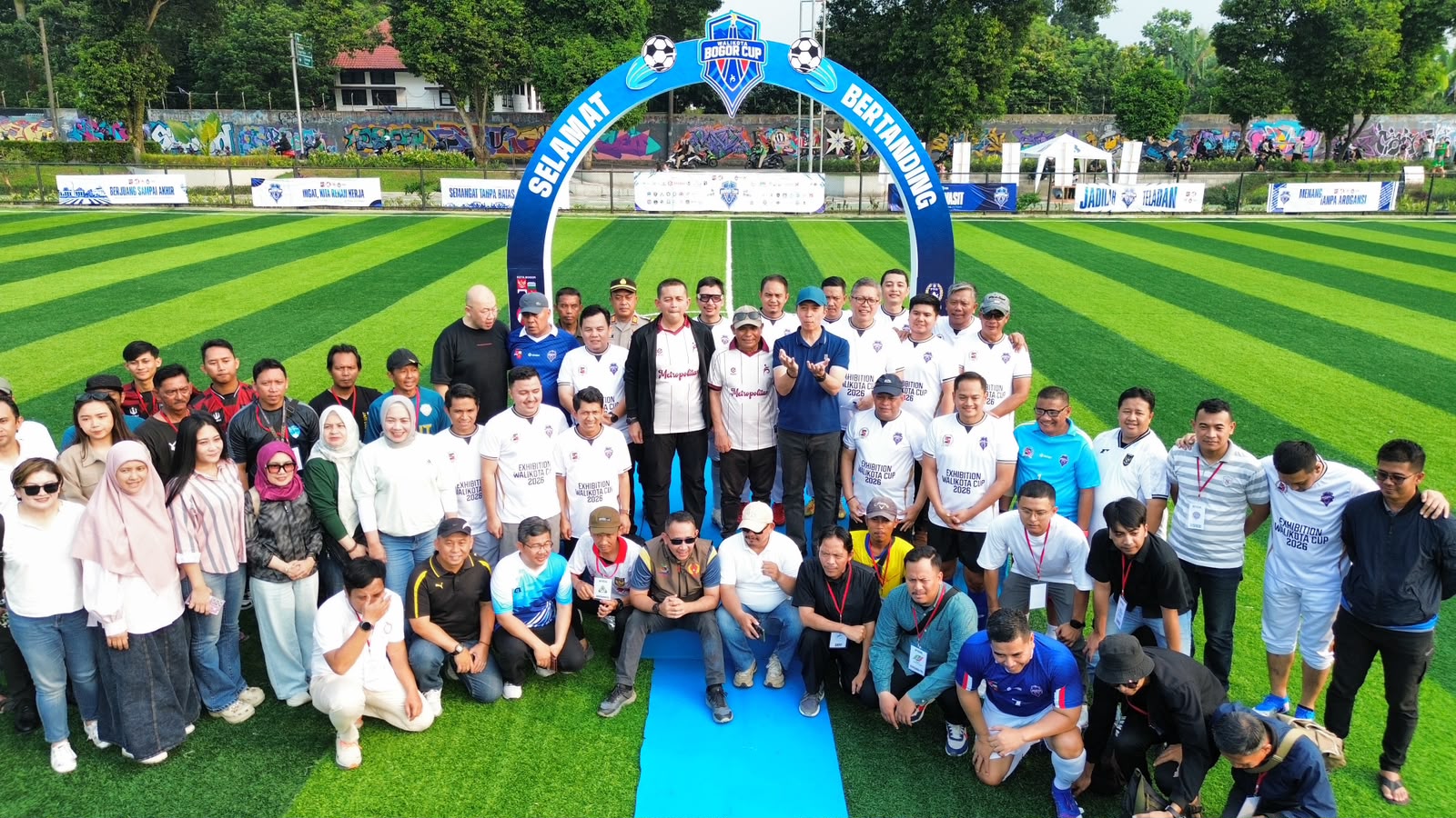 Foto bersama Pemkot dan DPRD Kota Bogor sebelum menjalani laga pertandingan sepak bola di Lapangan Manunggal,, Foto/Istimewa