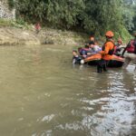 Tim penyelam BPBD Kota Bogor saat melakukan pencarian terhadap korban tenggelam dan hanyut di Sungai Cisadane Bogor, Foto/Adi Wirman