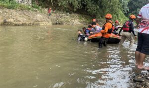 Tim penyelam BPBD Kota Bogor saat melakukan pencarian terhadap korban tenggelam dan hanyut di Sungai Cisadane Bogor, Foto/Adi Wirman Tim penyelam BPBD Kota Bogor saat melakukan pencarian terhadap korban tenggelam dan hanyut di Sungai Cisadane Bogor, Foto/Adi Wirman